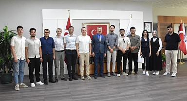 TEKNOFEST 2024'TE FİNALİST OLAN ÜNİVERSİTEMİZ ÖĞRENCİLERİNDEN REKTÖRÜMÜZE ZİYARET