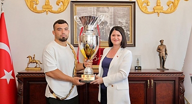 TÜRKİYE'NİN BAŞPEHLİVANI YUSUF CAN ZEYBEK'TEN, BAŞKAN FİLİZ GENCAN AKIN'A TEŞEKKÜR ZİYARETİ