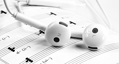 YÜKSEK SESLE MÜZİK DİNLEMEK: SAĞLIĞA ZARARLI