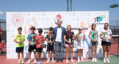 12 Yaş Tenis Turnuvası Ödül Töreni Gerçekleşti