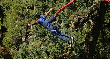 Ağustos Ayında Bungee Jumping: Adrenalin Tutkunları İçin Popüler Bir Seçenek