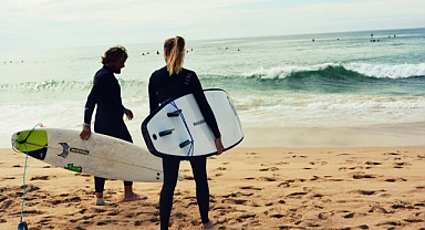 Ağustos Ayında Sörf: Yaz Mevsiminde Dalgalarda Keyifli Anlar