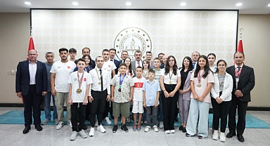 BAKAN TEKİN, DÜNYA ŞAMPİYONU TÜRK MİLLÎ BİLGİSAYAR KLAVYE TAKIMI'NI KABUL ETTİ