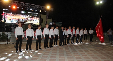 Büyükkarıştıran'da Asker Eğlencesi Düzenlendi