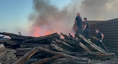 Edirne'de tren garı şantiyesinde kullanılmayan traversler yanarak, kullanılamaz hale geldi