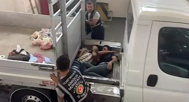 Kamyonetin kasasının altındaki gizli bölmede 5 kaçak göçmen yakalandı