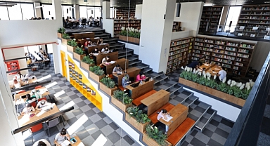 KENT KÜTÜPHANEMİZ ZİYARETÇİ AKININA UĞRUYOR