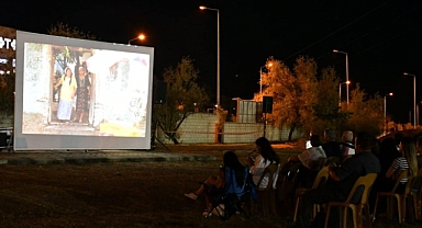 Lüleburgaz'da Yıldızlar Altında Sinema Keyfi: 'Dondurmam Gaymak' ve 'Devrim Arabaları'
