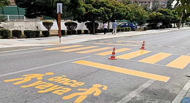 TRAFİK GÜVENLİĞİ İÇİN ÖNEMLİ ADIM; YAYA GEÇİDİ ÇİZGİLERİ YENİLENİYOR