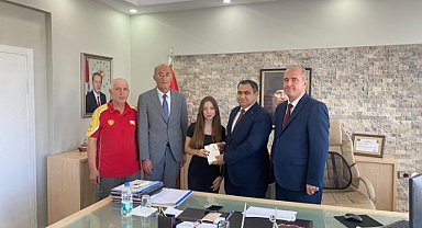 Vize Kaymakamı Kemal Balaban’dan YKS İlçe Birincisi Rümeysa Gocuklar’a Ödül