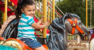 Yazın En Renkli Anı: Çocuklar Lunaparkta Eğlencenin Tadını Çıkarıyor