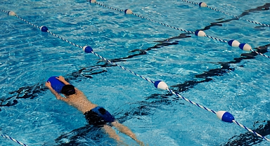 Yüzme Öğrenmenin Temel Kuralları: Yaz Mevsiminde Güvenli ve Keyifli Bir Deneyim İçin İpuçları