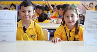 BAKAN TEKİN'DEN İLKOKULA YENİ BAŞLAYAN ÖĞRENCİLERE UNUTULMAYACAK HATIRA