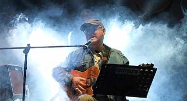 Bülent Ortaçgil, Kırklareli Yayla Şenlikleri'nde Unutulmaz Bir Gece Yaşattı