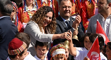 CANDAN BAŞKAN İLK DERS ZİLİ PROGRAMINDA ÖĞRENCİ VE EĞİTİMCİLERİN YANINDAYDI