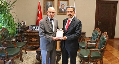 Vali Birol Ekici, Eğitimci Yazar Halil Peker’i Makamında Ağırladı