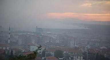 Yakılan anızlar, ilçeyi duman altında bıraktı