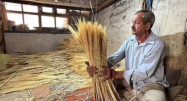 Yarım asırlık süpürge ustası, teknolojiye yenik düşen mesleğini yaşatmaya çalışıyor