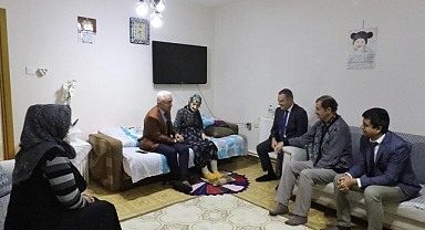 Vali Turan ve Eşi, Dünya Yaşlılar Günü'nde Huzurevi'ni Ziyaret Etti