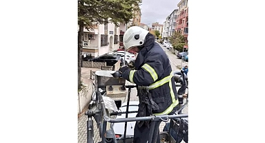 Ağaçta ipe dolanıp mahsur kalan kargayı itfaiye kurtardı