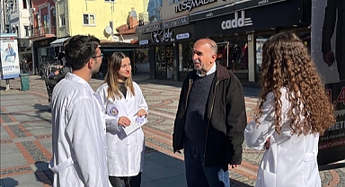 ECZACILIK FAKÜLTESİ ÖĞRENCİLERİ VATANDAŞLARI ANTİBİYOTİK KONUSUNDA BİLGİLENDİRDİ