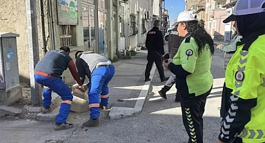 Edirne'de trafik akışı ve yayaların geçişini engelleyen dubalar toplandı
