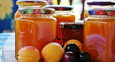 Kış Mevsiminde Reçel Yapımı: Evlerde Kadınların Tatlı Telaşı