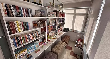 Muhtarlığın bir odasını öğrencilere ayıran Esra muhtar, eğitimlerine katkı sağlıyor