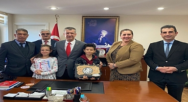 Sözlük Hazırlama Yarışmasında İl Birincisi Olan Öğrenciler Kaymakam Orhan'ı Ziyaret Etti