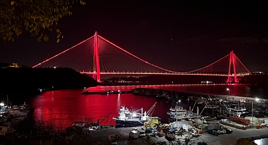 TÜRKİYE'NİN SEMBOL YAPILARI KIZILAY KIRMIZISI İLE IŞIKLANDIRILDI