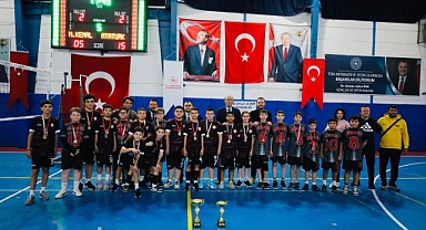 Vize Kaymakamı Kemal Balaban, Yıldız Erkek Voleybol Turnuvasına Katıldı