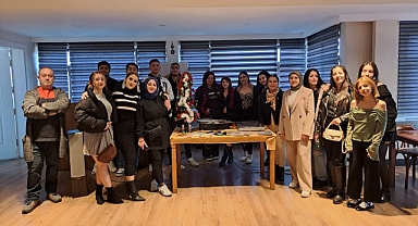 Babaeski'de Öğrenciler, 45'lik Plak Dinletisiyle Yeni Yıla Merhaba Dedi