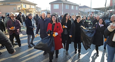BAŞKAN GENCAN AKIN’DAN TEMİZLİK SEFERBERLİĞİ: YENİİMARET MAHALLESİ’NDE ÇÖP TOPLADI, VATANDAŞLARI DİNLEDİ