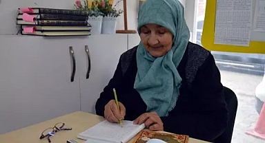 73 yaşında okuma yazma öğreniyor