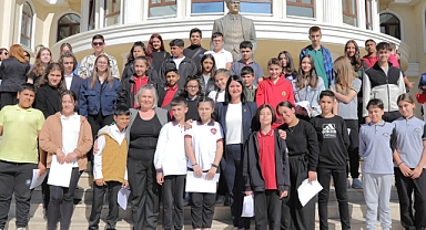 EDİRNE BELEDİYE BAŞKANI AV. FİLİZ GENCAN AKIN’DAN ÖĞRENCİLERE MESAJ: “HEM BİR ABLANIZ HEM DE TEYZENİZ OLARAK HER ZAMAN YANINIZDA OLACAĞIM.”