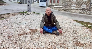 Edirne'de hizmet binası isteyen muhtar, temeli atılıp bırakılan alanda oturma eylemi yaptı