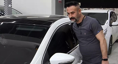 Kaporta ustası, araçları doktor kıyafeti giyerek tamir ediyor