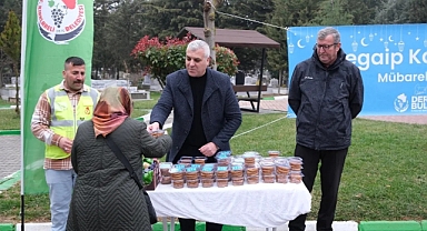 Kırklareli Belediye Başkan Vekili Kürşad Yamaner, Regaip Kandili'nde Vatandaşlara Simit İkramında Bulundu