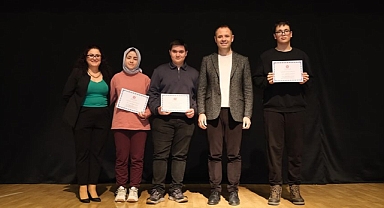 Kırklareli Belediye Başkanı Derya Bulut, Başarılı Öğrencilere Ödüllerini Verdi