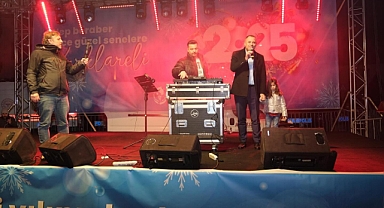 Kırklareli’nde Yeni Yıl Coşkusu: Kaan Zel ve Kutlu Tunca Konseri Büyük İlgi Gördü