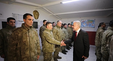 Kırklareli Valisi Uğur Turan’dan Yeni Yılın İlk Ziyareti Mehmetçiklere Oldu