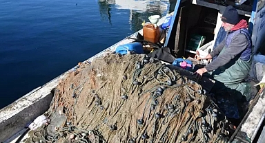 Marmara'da artan müsilaj balıkçıları vurdu; avlanamıyorlar