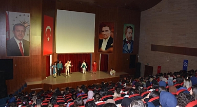 SANATSEVERLERDEN ÜNİVERSİTE ÖĞRENCİLERİNİN TİYATRO GÖSTERİSİNE YOĞUN İLGİ