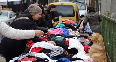 Sokak hayvanları için pazarda gönüllü satış yapıyorlar