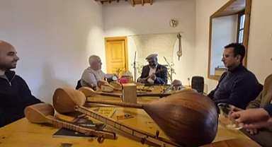 3 telli saz sanatçıları, kampta bir araya geldi