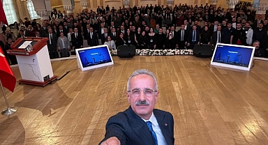 BAKAN URALOĞLU ÜNİVERSİTE ÖĞRENCİLERİYLE BİR ARAYA GELDİ