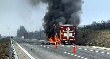 Edirne'de limonata yüklü TIR alev alev yandı