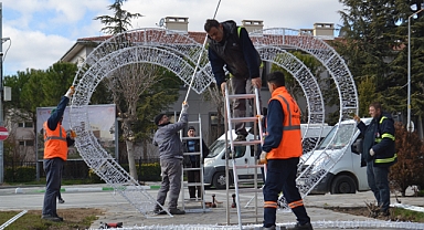 Kırklareli Belediyesi, Yılbaşı Işıklandırmalarını Yenileyerek Şehre Neşeli Bir Hava Katıyor