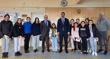 Pehlivanköy Kaymakamı Yunus Emre Yıldız, Şampiyon Futsal Takımını Ağırladı