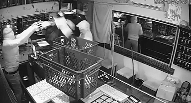 Plastik kasalarla gelip, kuyumcudan 1 milyon 200 bin lira değerinde ziynet eşyası çalmışlar